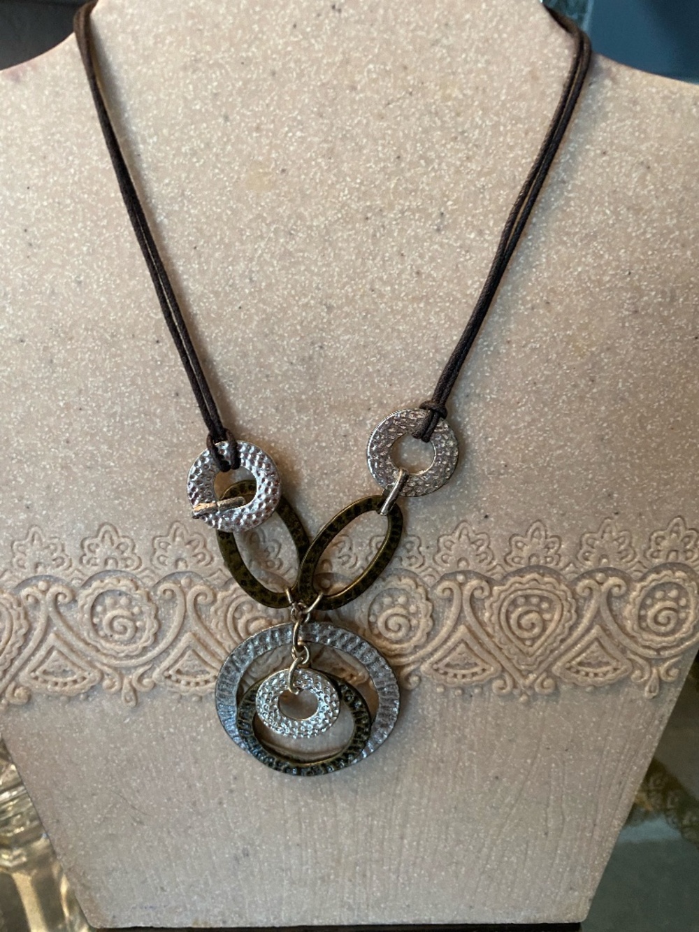 VTG AVON DISC NECKLACE - Picture 1 of 4